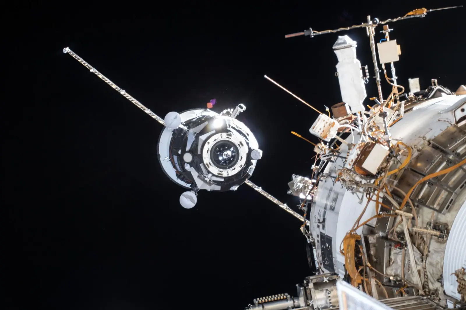 Progress MS-27 Docking